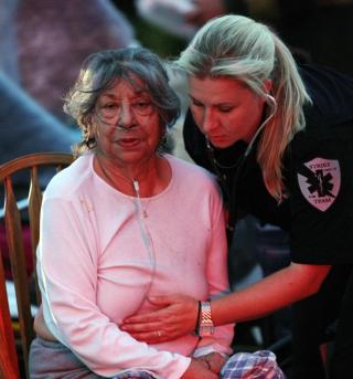 F�R HJELP: Denne kvinnen fikk hjelp, men minst en person mistet livet. Foto: AP/Mike Adaskaveg/Scanpix