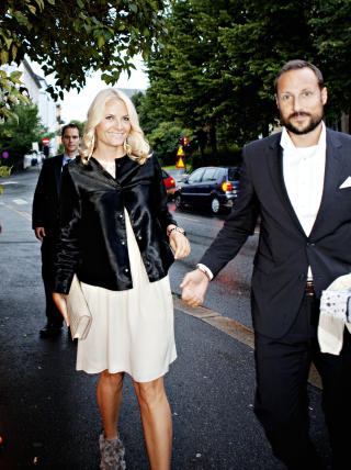 BURSDAGSFEST: Kronprinsesse Mette-Marit og kronprins Haakon p� vei til 50 �rslaget til St�re.
Foto: Nina Hansen / Dagbladet