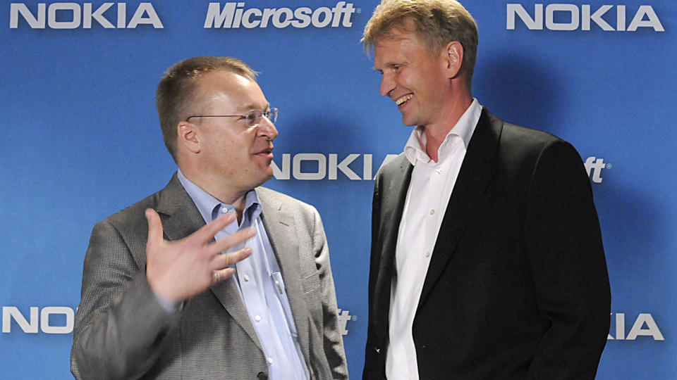 TAR OVER: Stephen Elop (t.v.), her sammen med sjefskollega Kai Kai Oistamo, tar over som administrerende direkt�r i Nokia. Foto: AFP/Scanpix