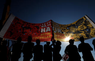 SIER NEI: Tyrkiske venstreradikale protesterer mot grunnlovsreformen. Mange frykter at regjeringspartiet f�r for stor makt, andre mener reformen ikke g�r langt nok. Foto: AFP/BULENT KILIC