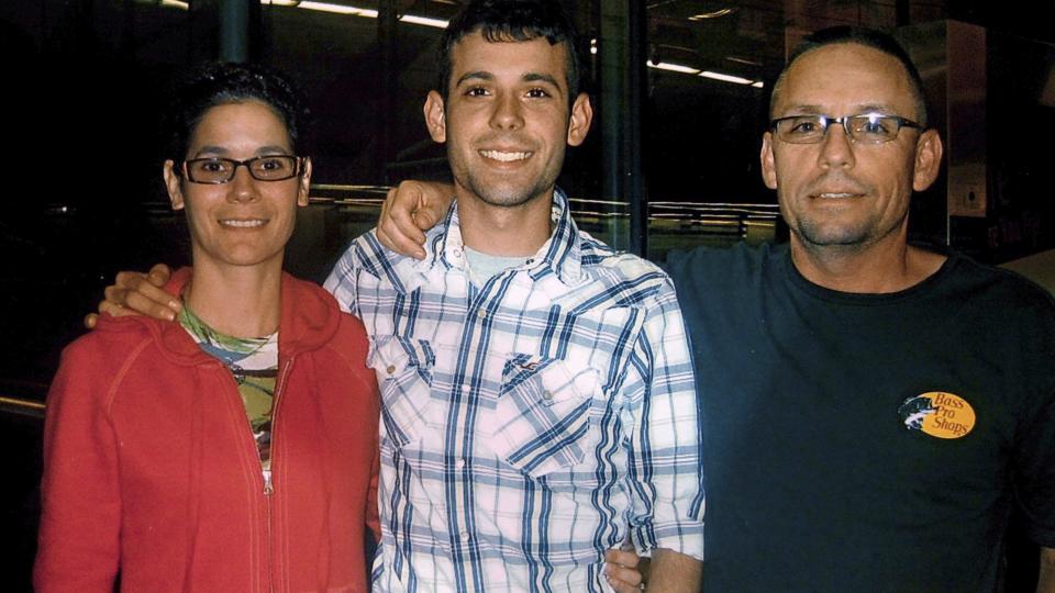 ST�TTES AV FAMILIEN: Drapssiktede Adam Winfield, med moren Emma og far Christopher. Foto: AP/Courtesy Winfield Family/Scanpix