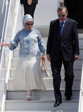 SJAL SKAPER KONTROVERSER: AKP har �nsket � tillatte hodesl�r p� landets universiteter, men er blitt stoppet av grunnlovsdomstolen. Her er statsminister Recep Tayyip Erdogan sammen med sin kone Emine Erdogan, som alts� b�rer sl�r. Foto: EPA/PANAGIOTIS MOSCHANDREOU