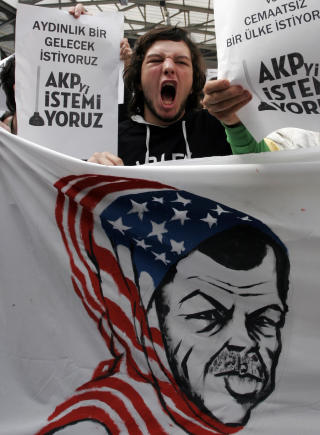 VIL IKKE HA AKP: Sekul�re universitetsstudenter med Edrogan i hodesl�r laget av det amerikanske flagget. Bildet er fra 2008. Foto: AP/Serkan Senturk