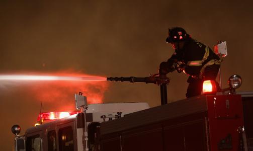 VANN: Det lokale brannvesenet har f�tt st�tte fra det regionale brannvesenet i California for � f� bukt med flammene. Foto: AFP/Scanpix
