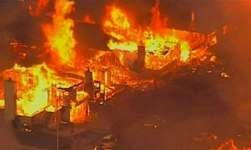 MASSIVE �DELEGGELSER: Store deler av forstaden San Bruno er rammet av brannen. Foto: Reuters/Scanpix