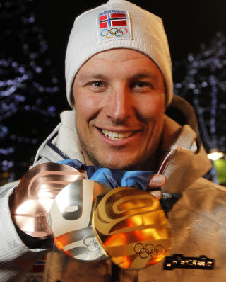 SOLID FANGST: Aksel Lund Svindal med medaljene fra Vancouver-OL. Foto: CORNELIUS POPPE/SCANPIX