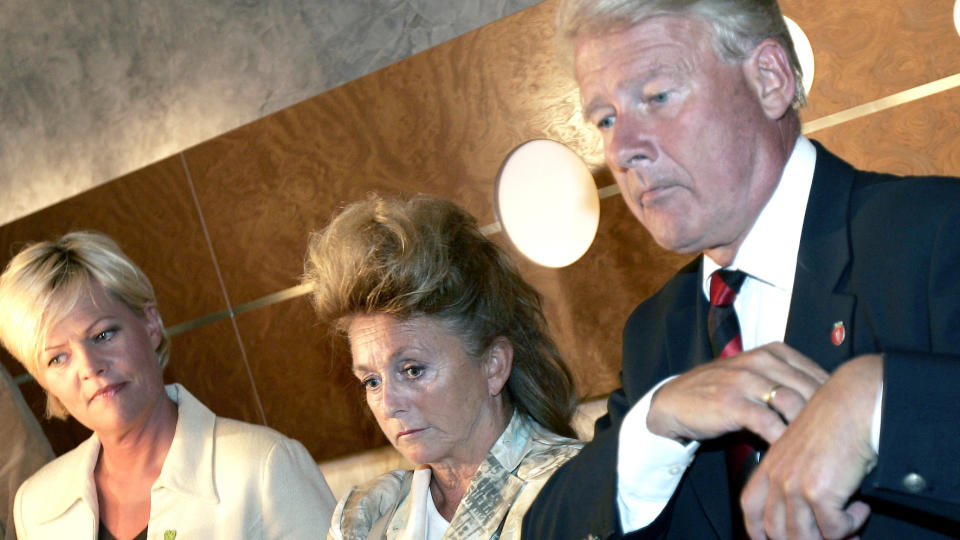 SKRAVLET: �Vi ble st�ende der p� toalettet og skravle om alt mellom himmel og jord og ble der nok lenger enn vi burde�, skriver Eli Hagen om da hun og Kristin Halvorsen fant hverandre. Her fra valgkampen i 2005. Foto: Heiko Junge/Scanpix