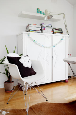 Stolleken: Eames-stolen var en gave til Julie fra Bengt. Stolleken: Eames-stolen var en gave til Julie fra Bengt.