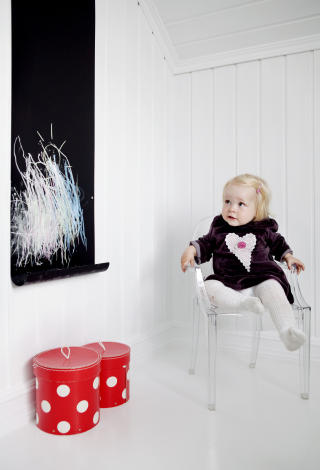 Sitt pent: Thelma i Philippe Starcks kjente barnestol Lou Lou Ghost. Sitt pent: Thelma i Philippe Starcks kjente barnestol Lou Lou Ghost.