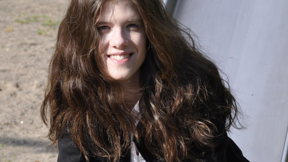 ZOMBIEKVERKER: Jenny Romanchuk (25) moser gjerne et og annet ud�dt vesen med spade. Hvertfall i tegneserien sin. Foto: PRIVAT