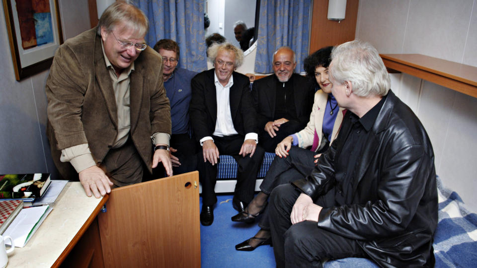 UTVIDELSE AV HORISONTEN: Hurtigruta kan v�re et eventyr for litteraturinteresserte, p�peker artikkelforfatteren, og ikke bare n�r, som i 2005, (f.v.) Ingar Sletten Kolloen, Andre Brink, Dag Solstad, Paulo Coelho, Unni Lindell og Ketil Bj�rnstad er p� �bokklubbcruise�. Foto: Robert S. Eik