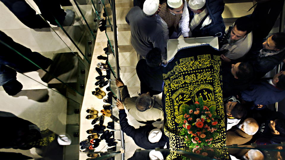 TOK FARVEL: Mer enn tusen mennesker var samlet i Central Jamaat Ahle Sunnat mosk� p� Gr�nland for � ta farvel med avd�de Faiza Ashraf.
Foto: Frank Karlsen / Dagbladet