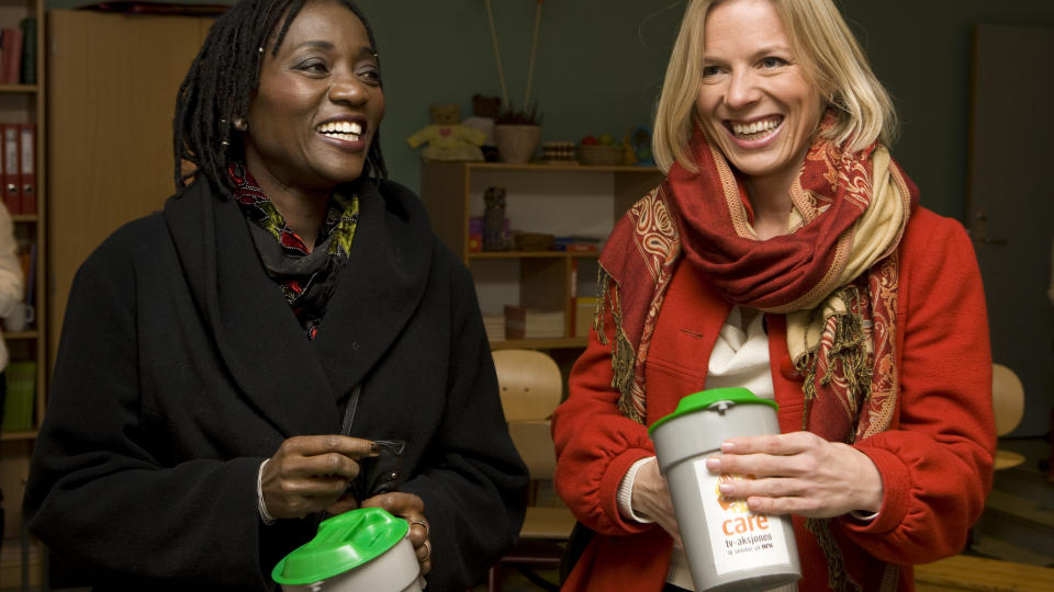 SKIFTER BEITE: Marte Gerhardsen, generalsekret�r i CARE Norge, her sammen med kollega Auma Obama fra CARE Kenya.  Foto: Berit Roald / Scanpix .