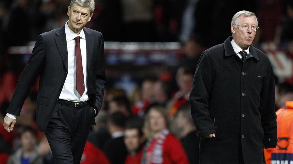 GAMLE ERKERIVALER: Men klimaet mellom Arsene Wenger og sir Alex Ferguson er tilsynelatende blitt varmere de siste �ra. N� blir den gamle skotten hedret av den litt yngre franskmannen. Foto: AP Photo / Jon Super