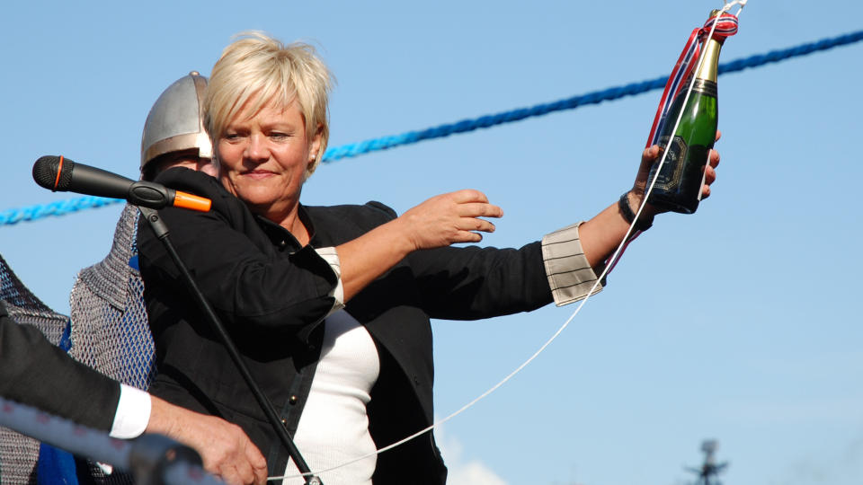 SA NEI: Her d�per Kristin Halvorsen kystvaktskipet. Hun takket nei til armb�ndet til 10 000 kroner. Foto: Daniel H�heim