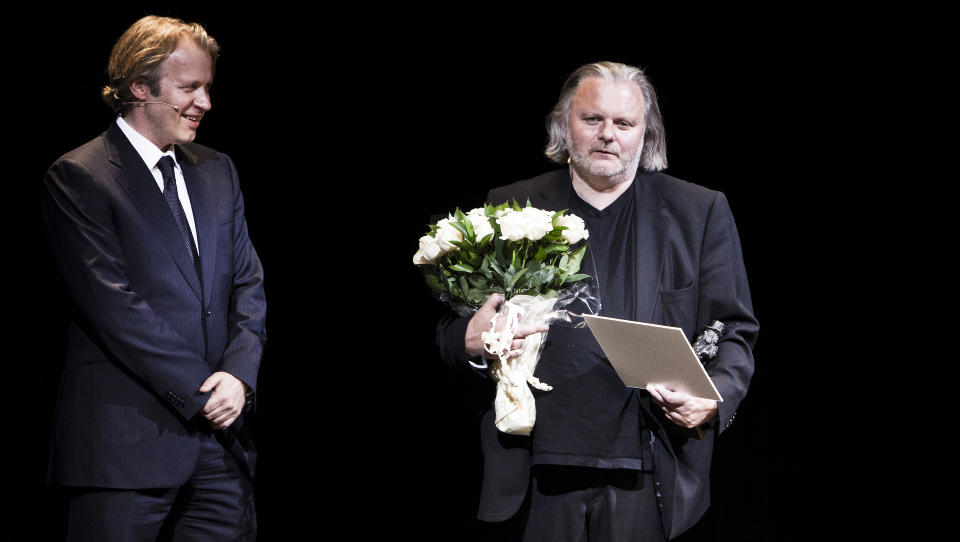 BLE HEDRET: Jon Fosse mottok Ibsenprisen i Nationaltheateret fredag ettermiddag, under siste dag av Ibsenfestivalen. Jurymedlem Geir Stub� til venstre.
Foto: Aleksander Andersen / Scanpix