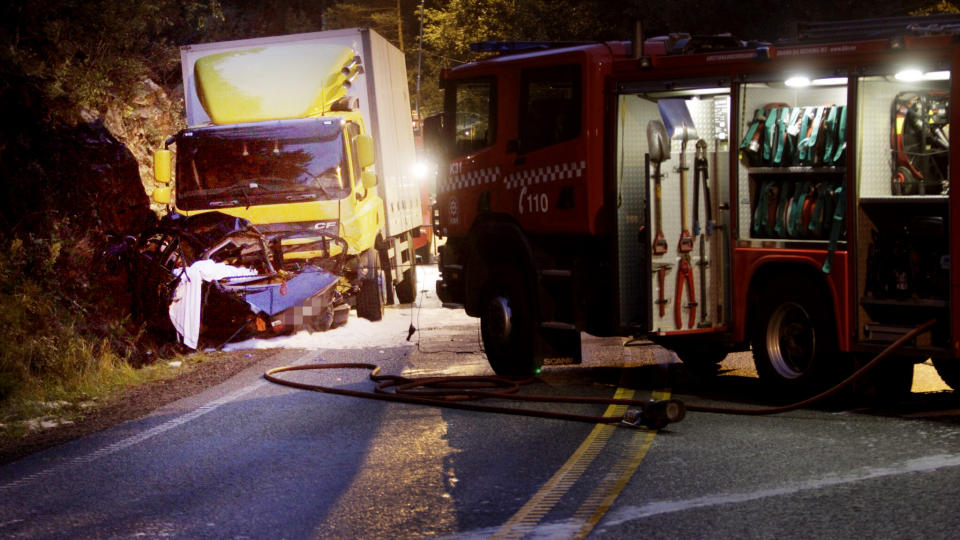 FIRE D�DE: Personbilen kom under lastebilen etter en m�teulykke. Fire personer omkom. Foto: Tor Erik Schr�der