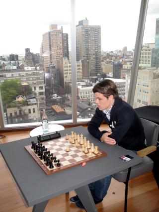 LETT MATCH: Et verdenslag av nettspillere skulle stemme fram det trekket de mente var best fra de tre stormesterne, men de kom likevel til kort mot Magnus Carlsen. Foto: Randi Fuglehaug/Dagbladet