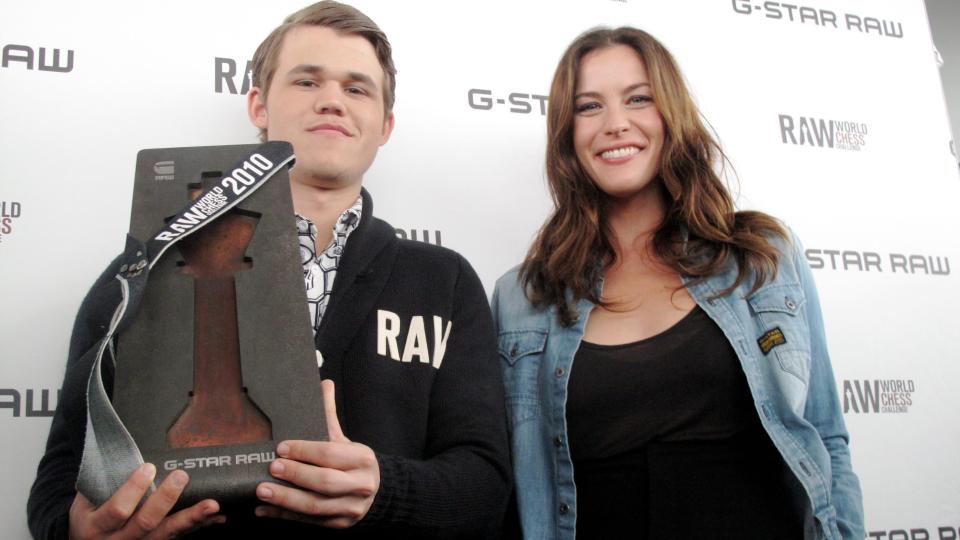 FIKK PRIS AV LIV TYLER: Seieren smakte neppe d�rligere for Magnus Carlsen da Liv Tyler ga ham det synlige beviset p� at han hadde sl�tt tre stormestere samt et verdenslag i New York. Foto: Randi Fuglehaug/Dagbladet