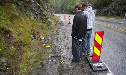 SORG: Tidligere klassekamerater la ned blomster p� stedet der fire ungdommer, 18 og 20 �r gamle, omkom p� E39. FOTO: PER FL�THE/DAGBLADET