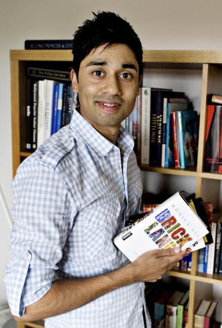 HAR JOBBET I �STLANDSSENINGEN: NRK-journalist Noman Mubashir startet sin karriere i �stlandssendingen. Hans erfaring er at de ansatte i NRK er forn�yde med arbeidsplassen sin. 
FOTO: SVEINUNG UDDU YSTAD, Dagbladet