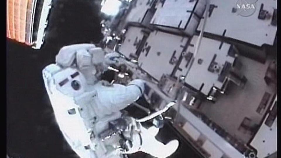 DU KAN BLI ROMGUIDE: Allerede g�r jo folk jevnlig i verdensrommet. Dette er astronaut Tom Marshburn som skifter batterier ved den Internasjonale romstasjonen. Foto: AFP/NASA