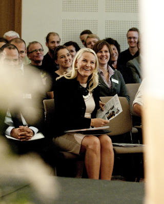 ROLLEMODELL: Kronprinsesse Mette-Marit sto i dag for den offisielle �pningen av Alfa rollemodellbyr�. Byr�et er et tiltak for � inspirere flere unge til � ta realfaglig utdannelse. Foto: �istein Norum Monsen