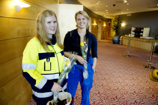 ROLLEMODELLER: Anne Berit Mogstad (25) er utdannet sivilingeni�r innenfor energi og milj� or er trainee i Siemens mens Maren Kristoffersen (26) er utdannet sivilingeni�r innen marinteknikk og er trainee i Det Norske Veritas. I dag m�tte de og gikk p� catwalken foran kronprinsesse Mette-Marit. Foto: �istein Norum Monsen