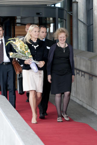 - VANSKELIGSTE VALGENE:Kronprinsesse Mette-Marit dro fram egne erfaringer i �pningtalen. Her forlater hun konferanse sammen med avdelingsdirekt�r Camilla Nereid i RENATEsenteret. Foto: �istein Norum Monsen