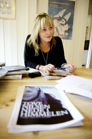 TOVE-COVER: Tove Nilsen preger coveret p� sin nyeste bok �Nede i Himmelen�. Bildet ble tatt av hennes f�rste kj�reste. Foto: �istein Norum Monsen