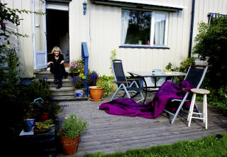 HJEMME: -N�r jeg var yngre brukte jeg � si at jeg skrev b�ker p� hotell. Det er bare tull. Jeg har aldri skrevet en side p� hotell, sier forfatter Tove Nilsen. Foto: �istein Norum Monsen