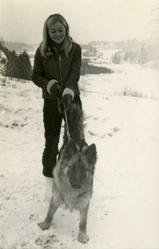 UT P� TUR: Tove Nilsen liker egentlig ikke vinter, men har igjen skrevet en bok hvor handlingen foreg�r i �rstida hvor sn�en laver ned. Foto: Privat