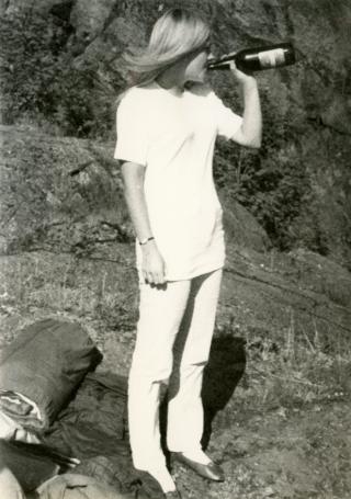 TILBAKEBLIKK: Tove Nilsen som ung, den gangen hun bodde p� B�ler. Et bilde av henne preger ogs� coveret p� den ferske romanen �Nede i himmelen�. Foto: Privat