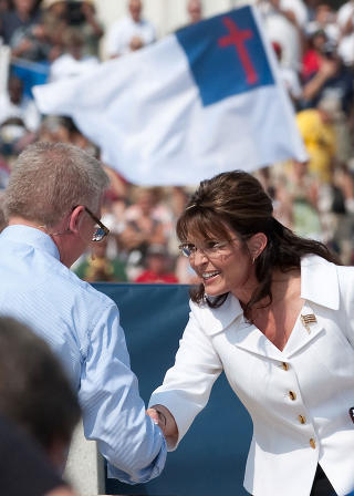 TEA PARTY: Sammen med den konservative radio- og tv-verten Glenn Beck vier Palin mye tid til Tea Party-bevegelsen, en aktivistgruppe p� tvers av USA som jobber for � f� deres egne republikanske kandidater valgt til kongressen. Her deltar hun sammen med Beck p� et  arrangement ved Lincoln Memorial i Washington. Foto: Nicholas Ka,mm/ AFP