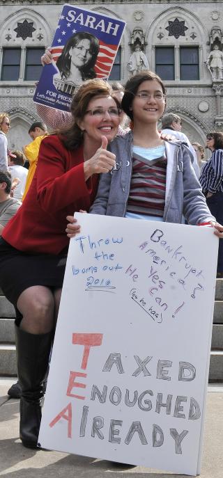 WILL THE REAL SARAH PALIN PLEASE.... Her er hennes etterlikner, Patti Lyons fra Philadelphia, med en demonstrant p� et Tea Party-m�te i april. Thursday, April 15, 2010. Siden den gang har Palin selv v�rt p� en rekke slike demonstrasjoner. Foto: Jessica Hill/AP