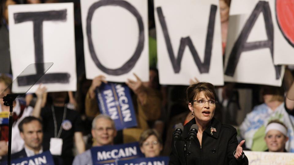 TILBAKE HIT: Det er i Iowa at det virkelige presidentl�pet trolig starter om to �r. Fredag reiser Palin hit for � spise middag og holde tale, noe som sees p� som et viktig signal om at hun stiller til presidentververvet i 2012. Her fra valgkampen i 2008. Foto: Charlie Neibergall/AP