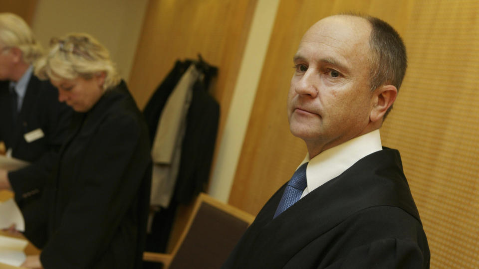 TREKKER SEG: Statsadvokat Stein Vale, som har gitt ut bok om Treholt-saken.  Foto: Berit Roald / SCANPIX .