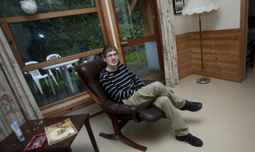 - Mistrives. Dag Olav liker � f�lge med p� liv og r�re, sier foreldrene. I leiligheten i sitt n�v�rende bofellesskap har han utsikt rett inn i en mur. Foto: Tomas Alf Larsen