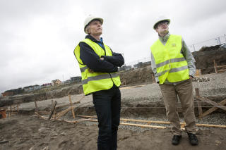 - Orker ikke sloss mer: - Det er grenser for hva vi orker � sloss mot. Dette begynte jo � minne om en h�ring i en kongress. Vi hadde ingen sjanse, sier far Arnt Stensland, med Dag Olav p� tomta. Foto: Tomas Alf Larsen