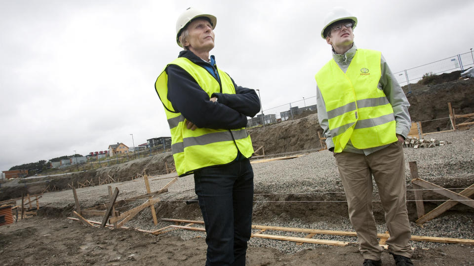 St�tte fra tusenvis: - Vi er kjempeglade for all st�tten. Det betyr enormt mye, sier Arnt Stensland (.v), her med s�nnen Dag Olav � tomta Stavanger kommune trakk tilbake, etter at det ble klart at den var gitt til en sterkt pleietrengende innbygger.