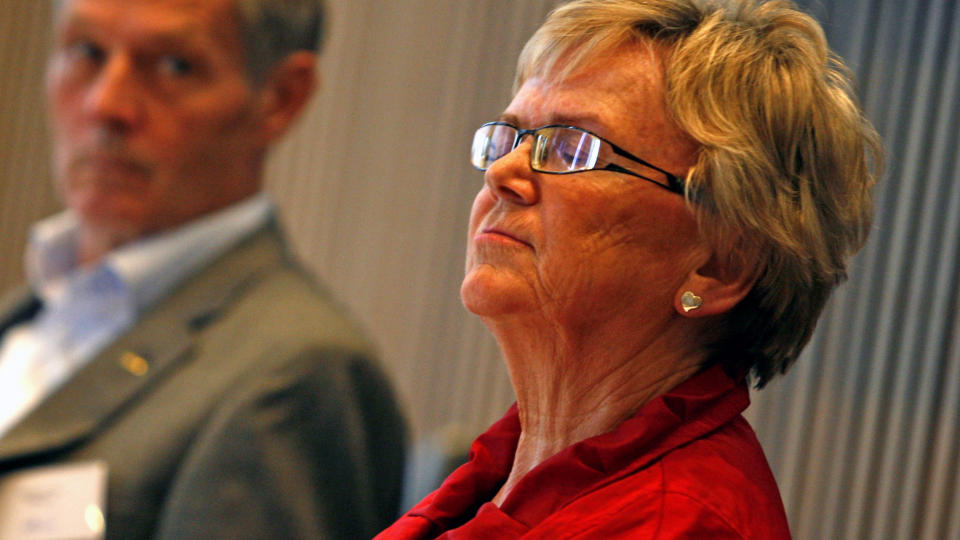 BESTEMT DAME: Samferdselsminister Magnhild Meltveit Kleppa levner ingen tvil om hva hun mener om kroppsskanning p� flyplasser: Ikke aktuelt, sier hun. I bakgrunnen sitter en noe bekymret Otto Lagarhus, tidligere leder for Luftfartstilsynet. Foto: Eivind Pedersen