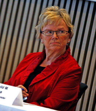 MOTARBEIDES: Samferdselsminister Magnhild Meltveit Kleppa �nsker � gj�re toll- og bagasjebehandlingen enklere. Men f�r ikke viljen sin.