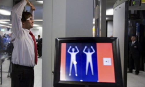PEPPERKAKE: Slik ser det ut n�r en passasjer blir skannet med utstyret p� Schiphol i Amsterdam. Eventuelle skumle gjenstander blir markert p� en skjematisk figur, f�r passasjeren blir manuelt unders�kt av sikkerhetsvakter. Det er denne l�sningen som Avinor har sett for seg p� norske flyplasser.