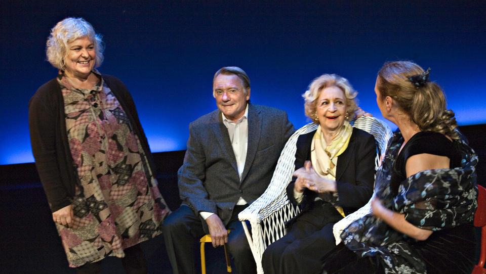 WENCHE I FARTA: Wenche Foss har hjulpet til med oppsetningen �Soloppgang i Riga� Fra v. regiss�rdebutant Ellen Horn, skuespiller Stein Gr�nli, Wenche Foss og skuespiller Marit �stbye. Premiere er onsdag 15. september i Oslo, 20. er de i Bod� og deretter st�r hele landet for tur. Foto: Anders Gr�nneberg