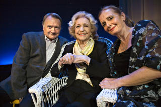 TILBAKE I RIGA: For over 30 �r siden hadde Wenche Foss rollen Marit �stbye har i dag. Wenche Foss spilte mot Per Aabel, og det er Stein Gr�nli som har den rollen. Foto: Anders Gr�nneberg