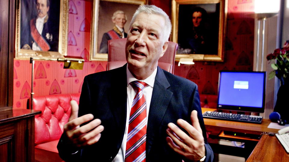 MER TIL SLOTT - MINDRE TIL BISTAND: Tirsdag 10.00 legger finansminister Sigbj�rn Johnsen fram det nye statsbudsjettet. Foto: KRISTER S�RB�/DAGBLADET