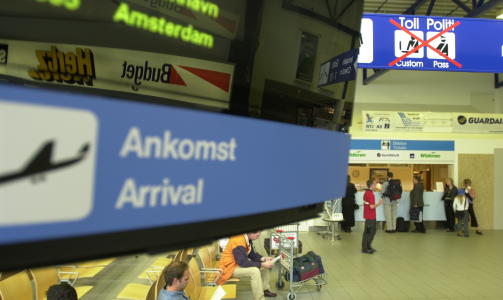 DOBBELTARBEID: Du m� fortsatt gjennom to sikkerhetskontroller n�r du kommer fra utlandet og skal videre ti en annen norsk flyplass. I Sverige slipper du ekstrakontrollen.