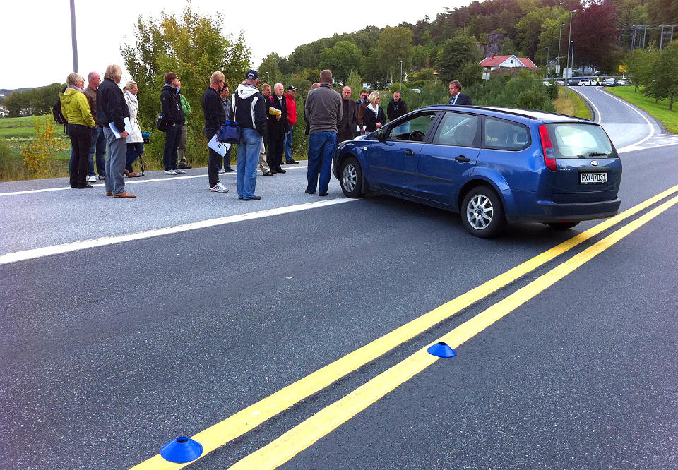 REKONSTRUKSJON: Retten p� befaring ved Grimstadporten for � rekonstruere nedkj�ringen av B�rge Ivarsen. Et polsk vitne mente bilen sto slik og ikke slik som politiets bl� merkering viser. Foto: Agderposten.no