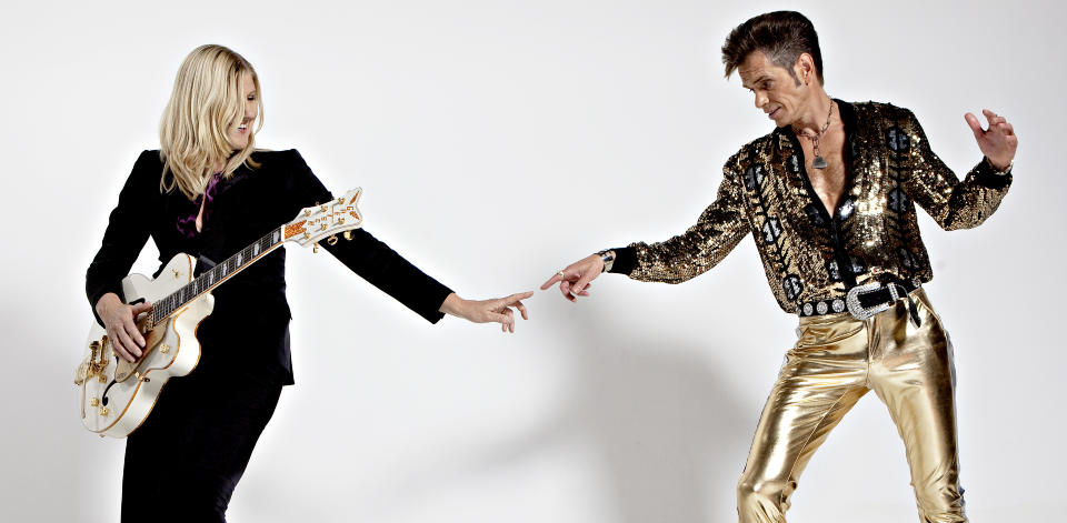 KJEMI: Pikenes og Preus fant raskt tonen i Dagbladets fotostudio. Pikenes mener biologene har en god sak hvis Preus klarer � motst� ham under konsertene i desember. Foto: Lars Eivind Bones / Dagbladet