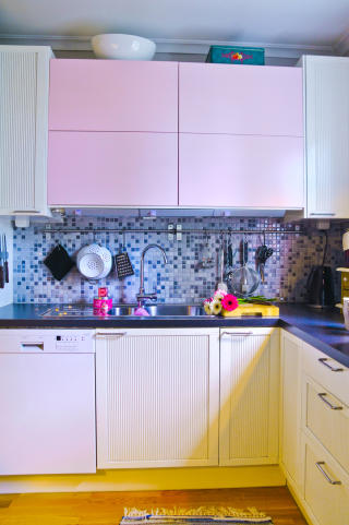 Pastelldilla: Nina har endelig f�tt opp de fire blekrosa overskapene. Foto: Anniken Zahl Furunes.